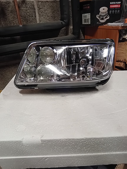 VW Bora uusi ajovalo sumuvalolla 4411138LLDEMF