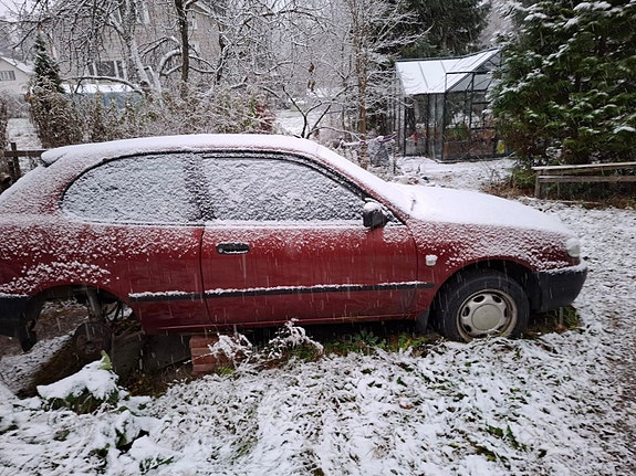 Myydään osina Toyota corolla 1,4 vm 2000 osina alkaen 10 euroa