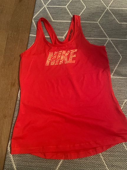 Nike urheilutoppi