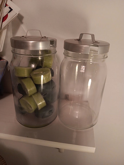 Kaksi lasitölkkiä
