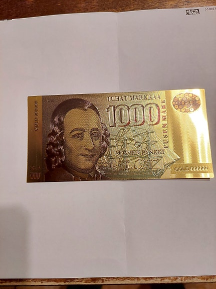 kullattuja 1000 markan näköisseteleitä