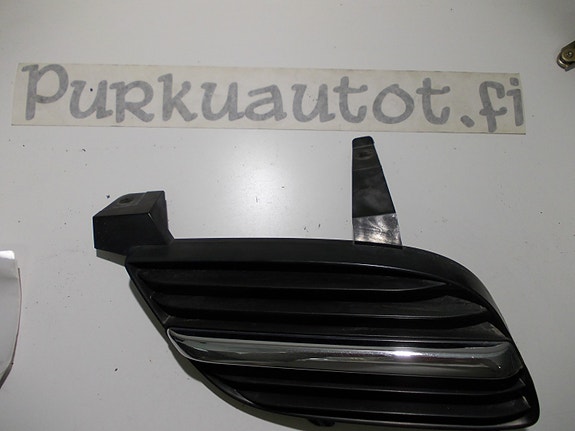 Nissan almera n16 etusäleikkö oikea puoli 2003