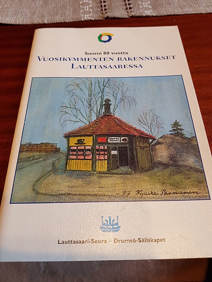 Vuosikymmenten rakennukset Lauttasaaressa.