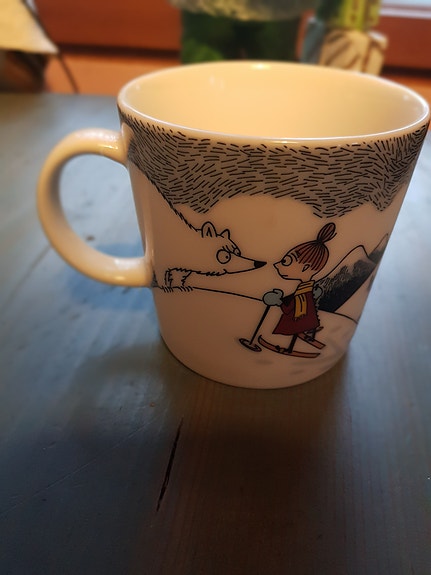 Muumimuki hiihtäen herra Virkkunen