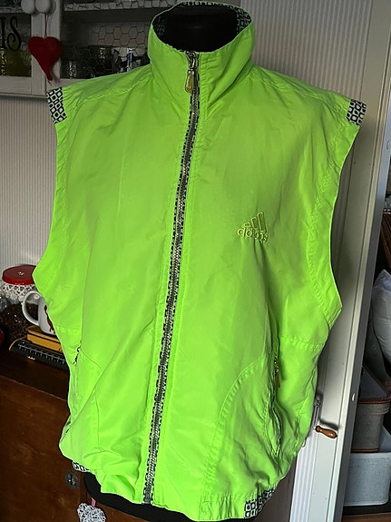 Adidas retro liivi. L
