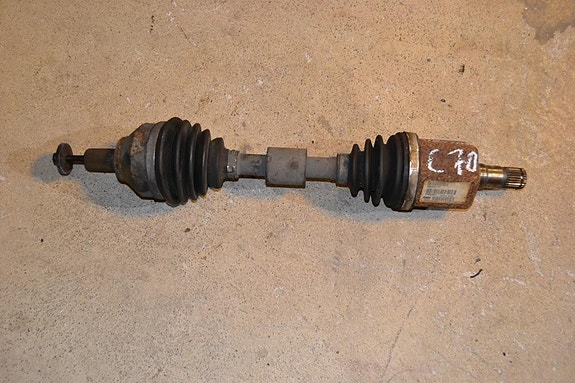 Volvo C70 -08 D5 vetoakseli vasen