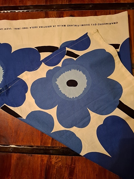 Marimekko kankaasta verhokappa