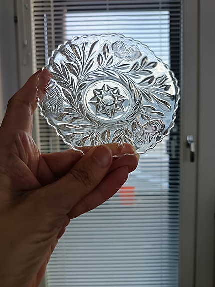 10 pientä lautasta vanhaa lasia