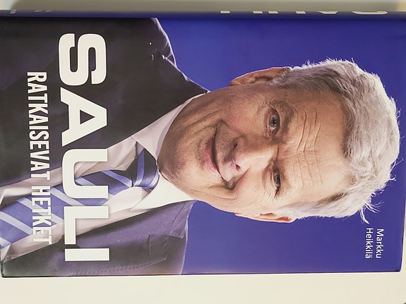 Sauli Niinistö omistuskirjoituksella