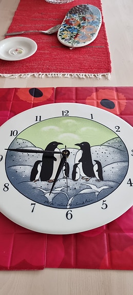 Heljä liukko-sundström pingviini seinäkello