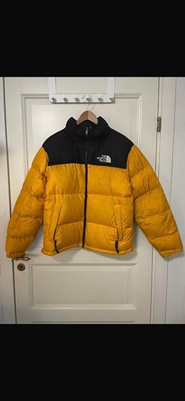Keltainen North face takki