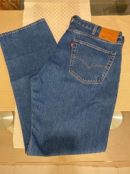 Tässä tulen  uudet ja aidot Levi's 501  38/32