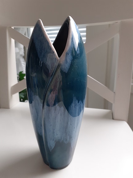 Sininen kukkamaljakko "Tulppaani" - 60-70-luku, kork. 20 cm