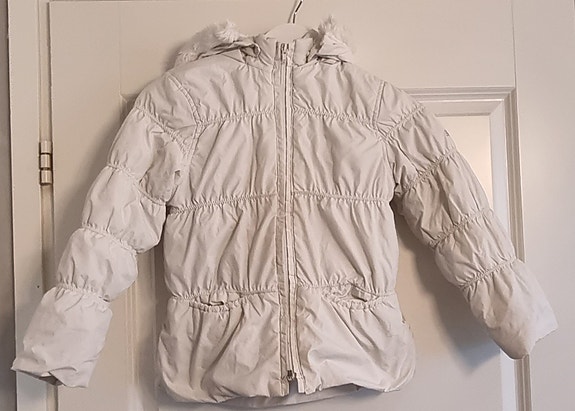 Valkoinen karvakaulus toppatakki / talvitakki koko 116cm