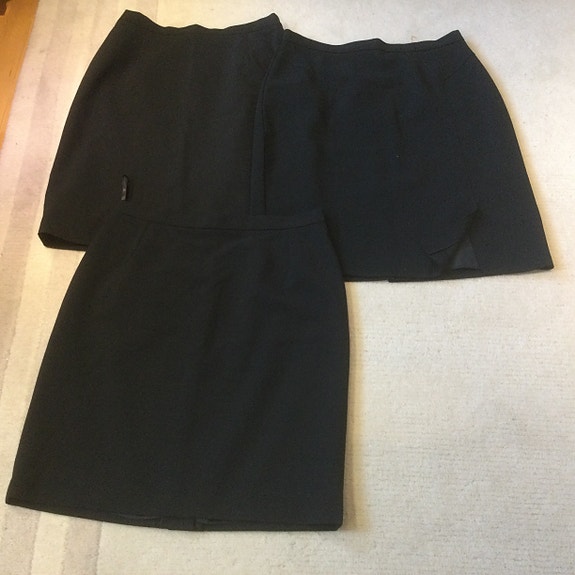 Naisen puolihame musta 38-42, hinta 6 eur/kpl