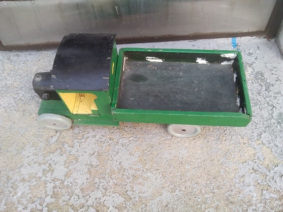 Vanha puinen kuorma-auto