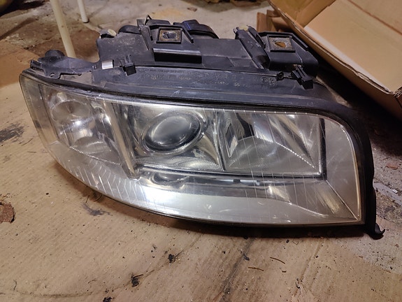 Audi A6 oikea ajovalo