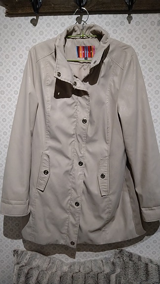 Skila beige takki.