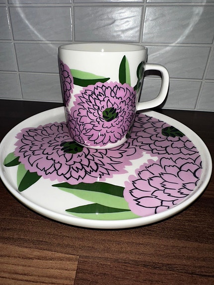 Marimekko lila primavera, muki ja lautanen.