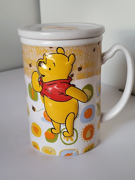 Disney Nalle Puh ISO muki kannella