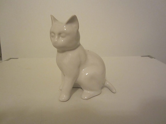 Posliini kissa figuuri