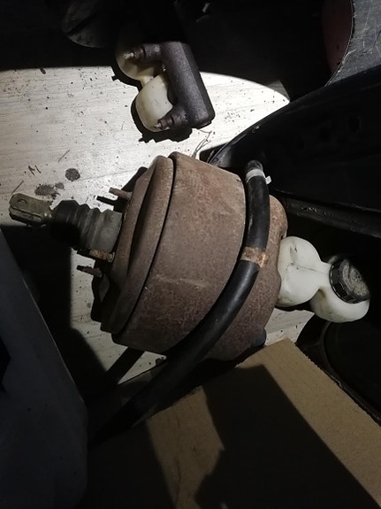 Volvo 164  jarrutehostin ja pääsylinteri