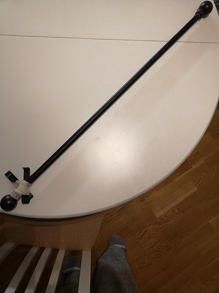Musta metallinen verhotanko +kiinnikket