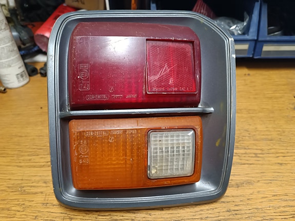 Datsun 100 A vasen takavalo