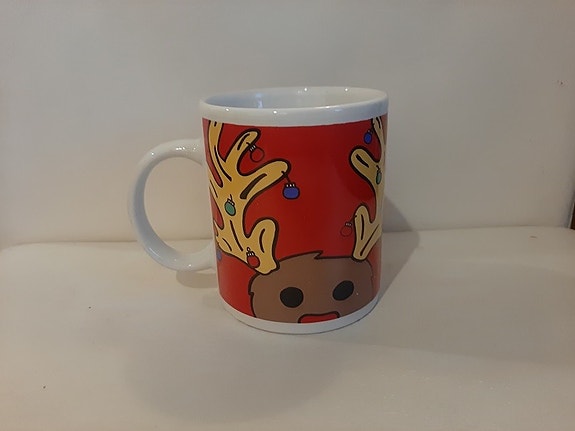 Porokuvioinen muki punaisella taustalla
