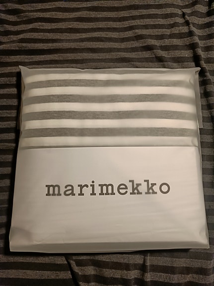 Uusi Marimekko tasaraita pussilakana