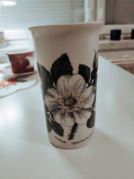 Myydään Esteri Tomulan Maljakko. 35 €.