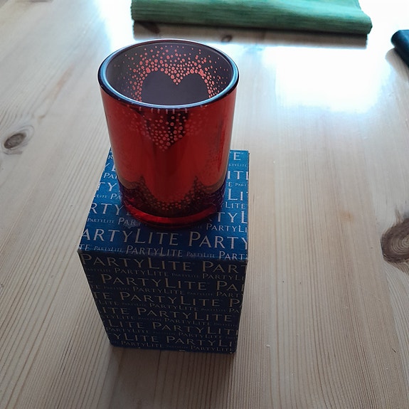 Partylite punainen sydän kynttiläkippo.