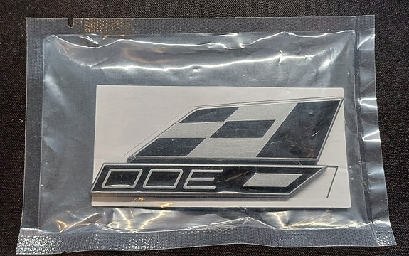 Musta Seat Leon Cupra lippu ja 300 merkki takakonttiin