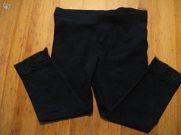 Mustat legginsit pitsisomisteella 128 kids