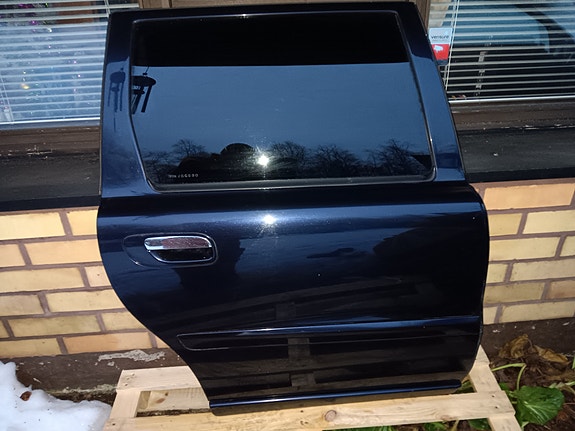 Volvo V70 vm 2006 hyvät virheettömät ovet.
