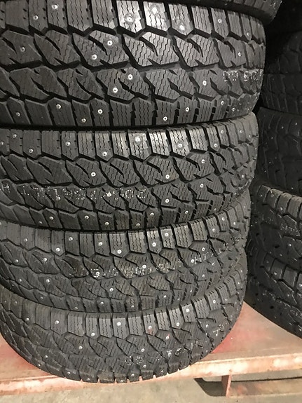 Nastarenkaat pakettiauto
