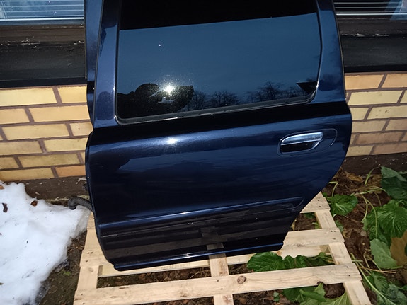 Volvo V70 vm 2006 densiini kuljettajan puolentakaovi hyvä ruosteeton.