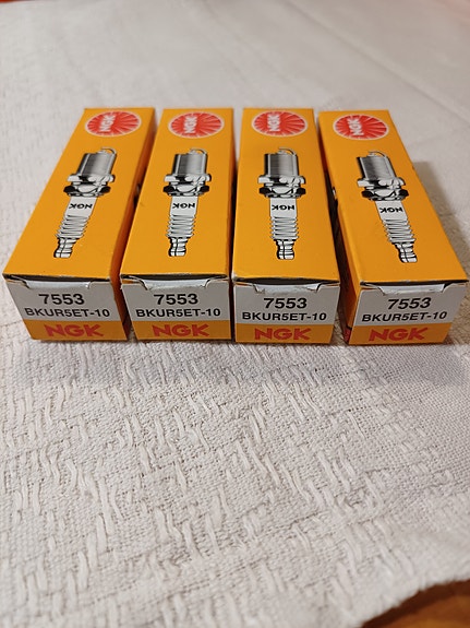 Sytytystulpat NGK 7553, BKUR5ET-10.  4 kpl.