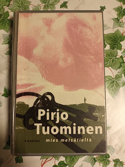Mies metsätieltä. Pirjo Tuominen.