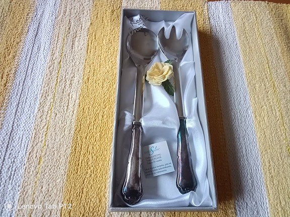 Hopeiset salaattiottimet kodin onni uudet lahjapaketissa " varattu "