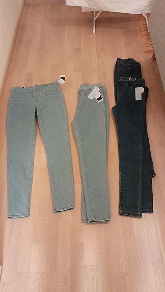 4 × uudet farkut S-koko, yht. 35€ (Espoo)