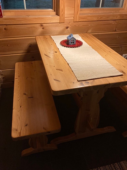 Pirttipöytä ja penkit