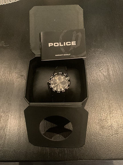 Police naisten kello