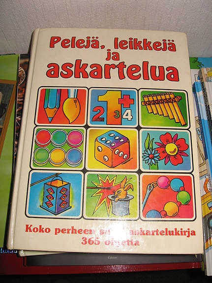 Kirja Pelejä, leikkejä ja askartelua (Kirjalito 1986. 198 sivua)