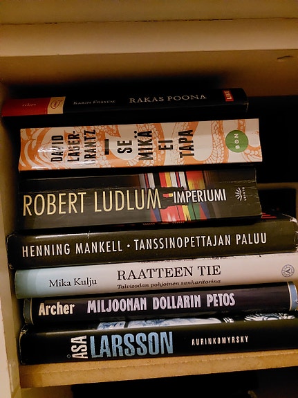 Hyväkuntoisia kirjoja halvalla! Dekkari-rikos-jännitys.