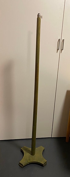 Vanha vihreäsävyinen puinen jalkalampun jalka