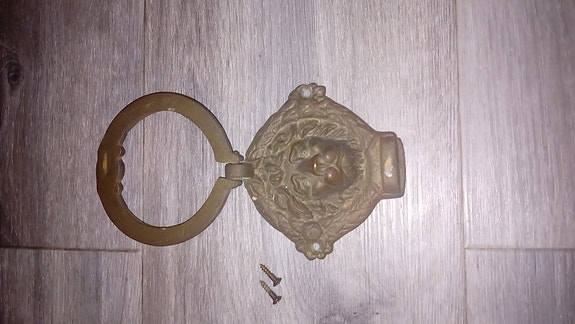 Vanha messinkinen leijona oven kolkutin