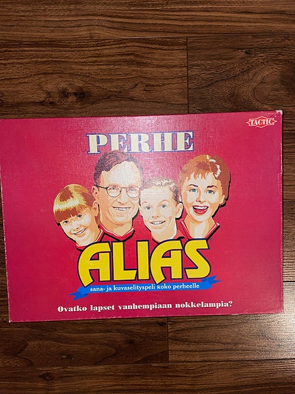 Perhe Alias peli