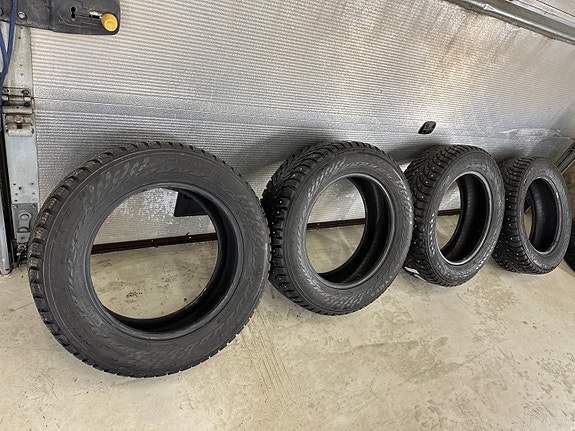 215 65 R17 Nokian Tyres Hakkapeliitta 9 SUV. Hyvät nastarenkaat.