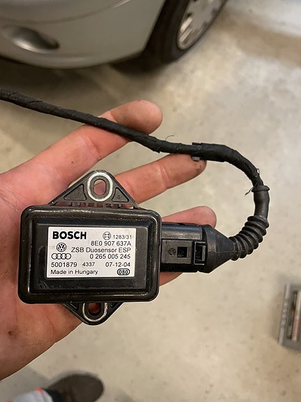 Vw passat 2005 kiihtyvyysanturi 8E0907637A